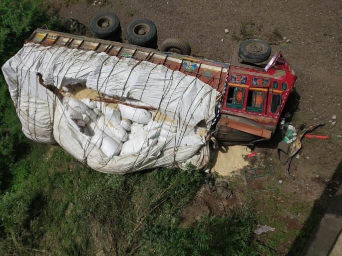 Driver kills truck driver | नदीपात्रात ट्रक कोसळून चालक ठार Driver kills truck driver | नदीपात्रात ट्रक कोसळून चालक ठार