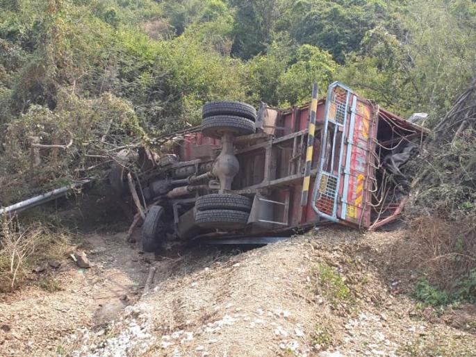 Trucks collapse in Kannada valley, driver killed | कन्नड घाटात ट्रक दरीत कोसळला, चालक ठार Trucks collapse in Kannada valley, driver killed | कन्नड घाटात ट्रक दरीत कोसळला, चालक ठार