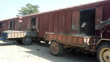 Railways exports 1.262 lakh tonnes of onions to Bangladesh by 55 freight trains | रेल्वेने बांगला देशला ५५ मालगाड्यांद्वारे १.२६२ लाख टन कांदा निर्यात Railways exports 1.262 lakh tonnes of onions to Bangladesh by 55 freight trains | रेल्वेने बांगला देशला ५५ मालगाड्यांद्वारे १.२६२ लाख टन कांदा निर्यात