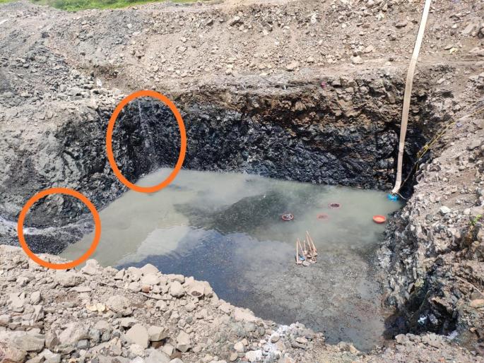 Water springs burst in the foundation of Waghur Bridge | वाघूर पुलाच्या फाउंडेशनमध्ये फुटले पाण्याचे झरे Water springs burst in the foundation of Waghur Bridge | वाघूर पुलाच्या फाउंडेशनमध्ये फुटले पाण्याचे झरे
