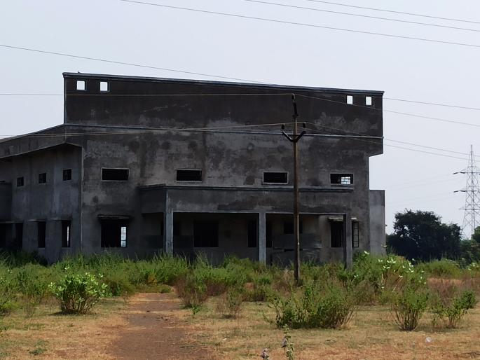 Sports complex in the dust for 12 years | धरणगावचे क्रीडा संकुल धूळखात पडून Sports complex in the dust for 12 years | धरणगावचे क्रीडा संकुल धूळखात पडून