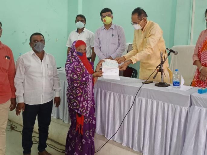 Helping the legacy of a deceased farmer at Dhulpimpri | धुळपिंप्री येथील मयत शेतकऱ्याच्या वारसाला मदत