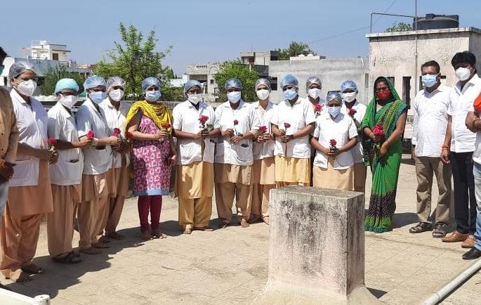 Shiv Sena felicitates nurses in Muktainagar | मुक्ताईनगरात शिवसेनेतर्फे परिचारिकांचा सत्कार