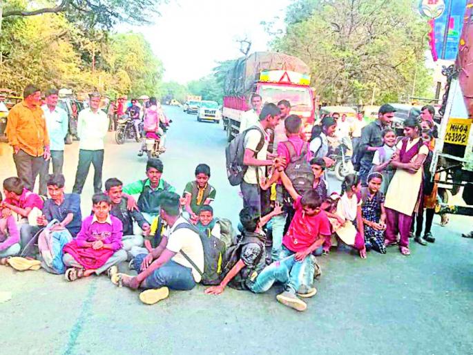 Stop the road again of the students taking the bus time at Parola | पारोळा येथे बस वेळेवर लागत विद्यार्थ्यांचा पुन्हा रस्ता रोको