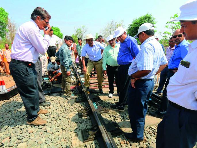 Inspection of Konkan Railway route, rainy security, road tunnels, bridges, cuttings | कोकण रेल्वे मार्गाची तपासणी, पावसाळी सुरक्षितता, मार्गावरील बोगदे, पूल, कटिंग्ज यांची पाहणी Inspection of Konkan Railway route, rainy security, road tunnels, bridges, cuttings | कोकण रेल्वे मार्गाची तपासणी, पावसाळी सुरक्षितता, मार्गावरील बोगदे, पूल, कटिंग्ज यांची पाहणी