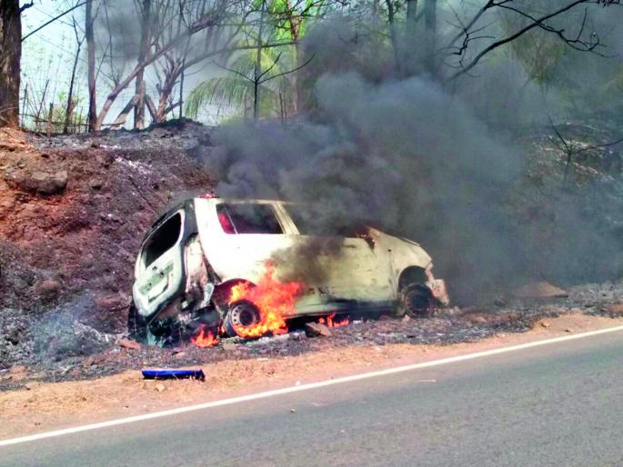 Ratnagiri: A stomach carrying a moving vehicle in a hazardous garb, is not a living harm | रत्नागिरी : वाटूळ घाटात चालत्या गाडीने घेतला पेट, जीवित हानी नाही Ratnagiri: A stomach carrying a moving vehicle in a hazardous garb, is not a living harm | रत्नागिरी : वाटूळ घाटात चालत्या गाडीने घेतला पेट, जीवित हानी नाही