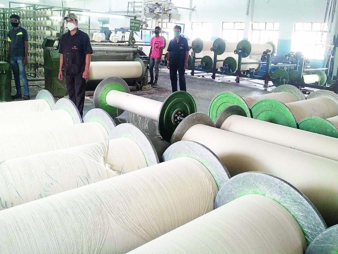 Foreign workers return to factories | CoronaVirus Lockdown : परप्रांतीय कामगार परतले कारखान्यांकडे Foreign workers return to factories | CoronaVirus Lockdown : परप्रांतीय कामगार परतले कारखान्यांकडे