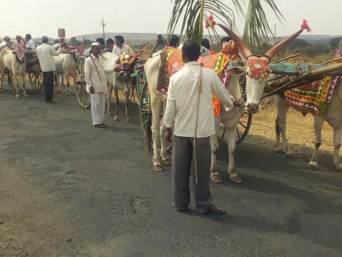 Satara: Decision to remove the drought in the village, the determination of villagers in Solapur district | सातारा : गावातील दुष्काळ हटविण्याचा निश्चय, सोलापूर जिल्ह्यातील ग्रामस्थांचा निर्धार Satara: Decision to remove the drought in the village, the determination of villagers in Solapur district | सातारा : गावातील दुष्काळ हटविण्याचा निश्चय, सोलापूर जिल्ह्यातील ग्रामस्थांचा निर्धार