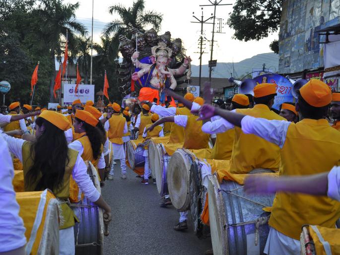 Ganesh Chaturthi 2018: Welcome to Ganaraya in Dharam-Tarash Patrol in Satara. | Ganesh Chaturthi 2018 : साताऱ्यात ढोल-ताशांच्या गजरात गणरायांचे स्वागत, ठिकठिकाणी मिरवणुका Ganesh Chaturthi 2018: Welcome to Ganaraya in Dharam-Tarash Patrol in Satara. | Ganesh Chaturthi 2018 : साताऱ्यात ढोल-ताशांच्या गजरात गणरायांचे स्वागत, ठिकठिकाणी मिरवणुका