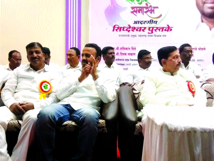 Ramraje-Goranech chair chair; But no dialogue ... | रामराजे-गोरेंची खुर्चीला खुर्ची; पण संवाद नाहीच... Ramraje-Goranech chair chair; But no dialogue ... | रामराजे-गोरेंची खुर्चीला खुर्ची; पण संवाद नाहीच...