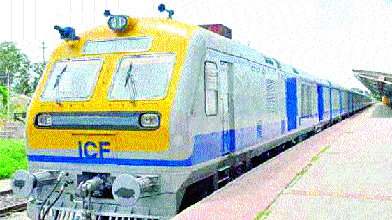 Use of the coolest Demu Railway | ऐन थंडीत डेमू रेल्वेचा प्रयोग Use of the coolest Demu Railway | ऐन थंडीत डेमू रेल्वेचा प्रयोग