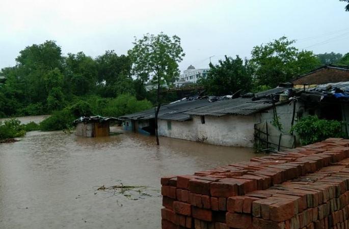 Hundreds of villages in Nagpur district at risk of floods; Navegaon Khairi, Nand Wadgaon Dam gates opened | नागपूर जिल्ह्यात शेकडो गावांना पुराचा धोका; नवेगाव खैरी, नांद वडगाव धरणाचे दरवाजे उघडले Hundreds of villages in Nagpur district at risk of floods; Navegaon Khairi, Nand Wadgaon Dam gates opened | नागपूर जिल्ह्यात शेकडो गावांना पुराचा धोका; नवेगाव खैरी, नांद वडगाव धरणाचे दरवाजे उघडले