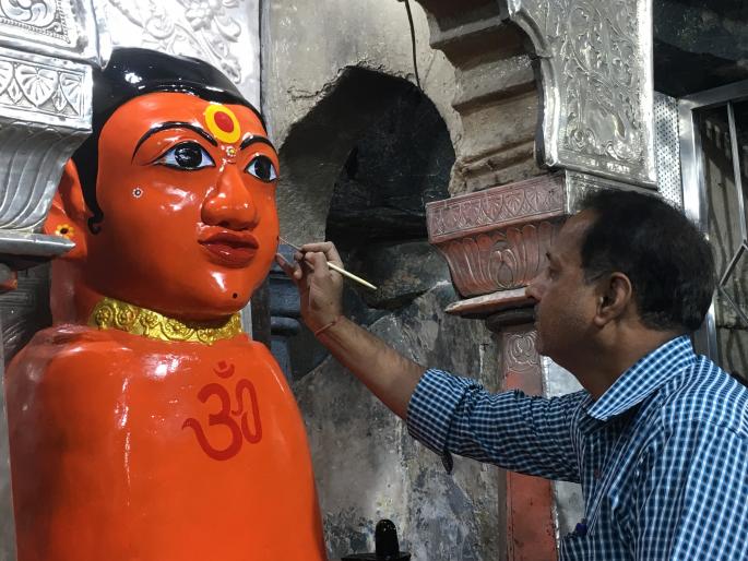 Radhava, the half-image of Chandwad, is in the image of Renuka Mata | चांदवडच्या अर्धपीठ रेणुका मातेच्या मूर्तीला झळाळी Radhava, the half-image of Chandwad, is in the image of Renuka Mata | चांदवडच्या अर्धपीठ रेणुका मातेच्या मूर्तीला झळाळी