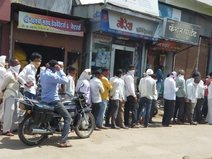 Large crowd in front of the city shop to buy urea | युरिया खरेदीसाठी दुकानासमोर मोठी गर्दी Large crowd in front of the city shop to buy urea | युरिया खरेदीसाठी दुकानासमोर मोठी गर्दी
