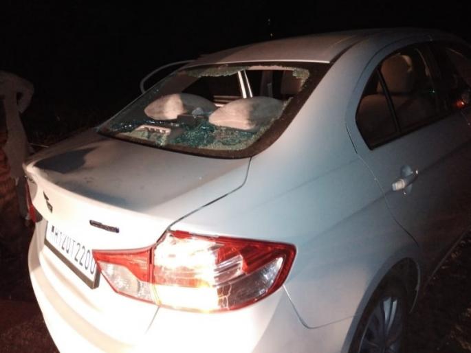 stone-pelting on Farmers' Association's State President Vitthal Pawar's four wheeler | शेतकरी संघटनेचे प्रदेशाध्यक्ष विठ्ठल पवार यांच्या गाडीवर दगडफेक 