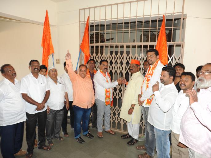Shiv Sena's decision to contest Kolhapur District Sports Office, 'Hind Kesari' with 'Maha Kesari' money laundering | कोल्हापूर जिल्हा क्रीडा कार्यालयास शिवसेनेने ठोकले टाळे, ‘हिंद केसरी’सह ‘महाराष्ट्र केसरी’चे मानधन रखडल्याने विचारला जाब