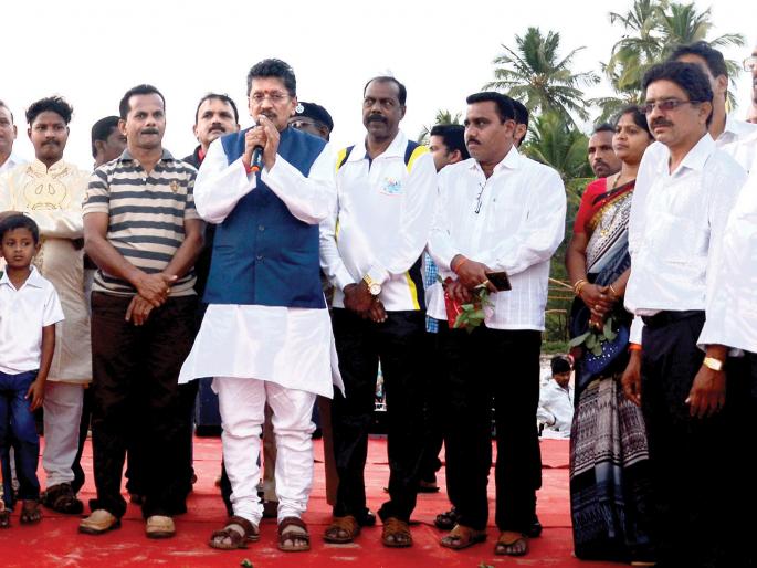 Sindhudurg: Tourism growth through Kite Festival: Deepak Kesarkar, Navbag Seaside Festival, Guardian Minister visits | सिंधुदुर्ग : पतंग महोत्सवातून पर्यटनवृद्धी: दीपक केसरकर, निधी देण्यासाठी प्रयत्न करणार Sindhudurg: Tourism growth through Kite Festival: Deepak Kesarkar, Navbag Seaside Festival, Guardian Minister visits | सिंधुदुर्ग : पतंग महोत्सवातून पर्यटनवृद्धी: दीपक केसरकर, निधी देण्यासाठी प्रयत्न करणार