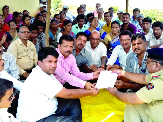 Sindhudurg: Great presence of Sanju Prab's fasting at Savarwadi | सिंधुदुर्ग : सावरवाडी येथील संजू परब यांच्या उपोषणाला मोठी उपस्थिती Sindhudurg: Great presence of Sanju Prab's fasting at Savarwadi | सिंधुदुर्ग : सावरवाडी येथील संजू परब यांच्या उपोषणाला मोठी उपस्थिती