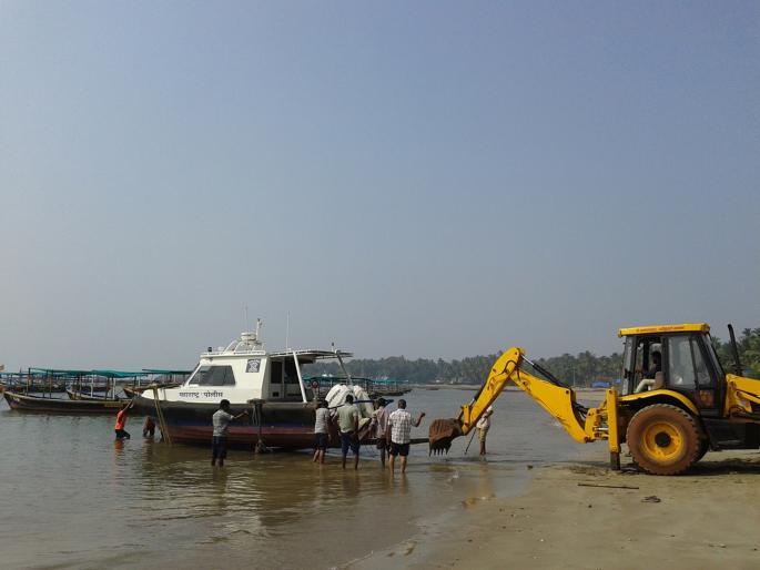 Sindhu 2 boats again in the ocean in the sea at Sindhudurg coastline | सिंधु २ नौका सागरी गस्तीसाठी पुन्हा सिंधुदुर्ग किनारपट्टीवर समुद्रात Sindhu 2 boats again in the ocean in the sea at Sindhudurg coastline | सिंधु २ नौका सागरी गस्तीसाठी पुन्हा सिंधुदुर्ग किनारपट्टीवर समुद्रात