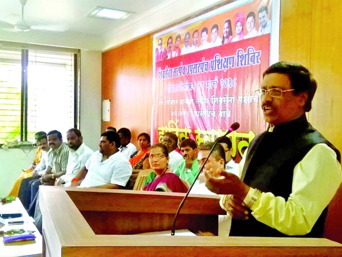 Sindhudurg: Make a Sarpanch ideal for the development of the village: Vinayak Raut | सिंधुदुर्ग : गावाच्या विकासासाठी आदर्श सरपंच बनावे : विनायक राऊत