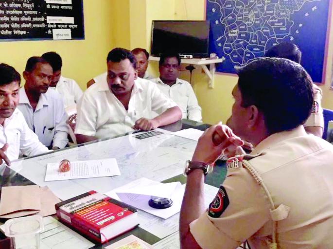 Sindhudurg: Close off illegal businesses, block police, Shiv Sena encircles in charge inspector | सिंधुदूर्ग : आधी बेकायदेशीर धंदे बंद करा, पोलिसांना ठणकावले, शिवसेनेने घातला प्रभारी निरीक्षकांना घेराओ