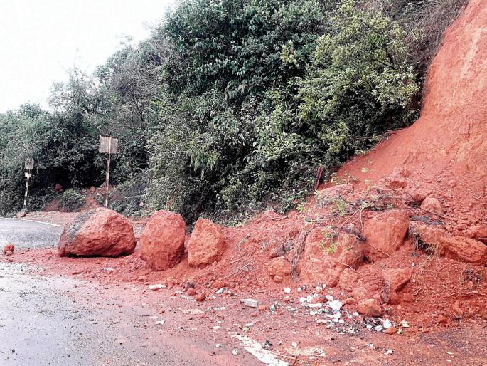 Sindhudurg: The kind of retail collapses in Amboli are started | सिंधुदुर्ग : आंबोलीत किरकोळ दरडी कोसळण्याचे प्रकार सुरू