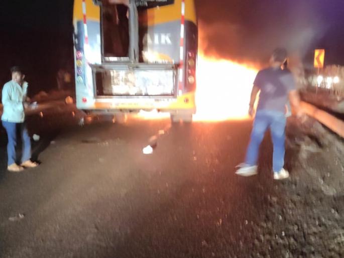 Thrill of burning bus in Mohdari Ghat | मोहदरी घाटात बर्निंग बसचा थरार Thrill of burning bus in Mohdari Ghat | मोहदरी घाटात बर्निंग बसचा थरार