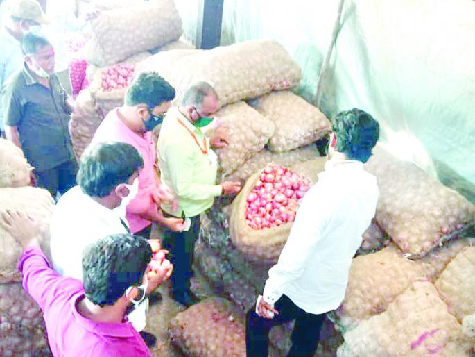 White onion auction begins | पांढुर्लीत कांदा लिलावास सुरुवात White onion auction begins | पांढुर्लीत कांदा लिलावास सुरुवात