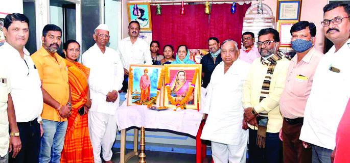 Rajmata Jijau Jayanti celebrations at Sinnar Public Library | सिन्नर सार्वजनिक वाचनालयात राजमाता जिजाऊ जयंती उत्साहात Rajmata Jijau Jayanti celebrations at Sinnar Public Library | सिन्नर सार्वजनिक वाचनालयात राजमाता जिजाऊ जयंती उत्साहात
