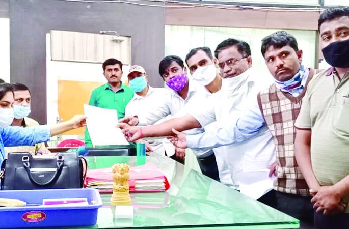 Statement to the President on behalf of Sinnar to the Teachers' Committee | सिन्नरला शिक्षक समितीतर्फे प्रातांधिकार्‍यांना निवेदन