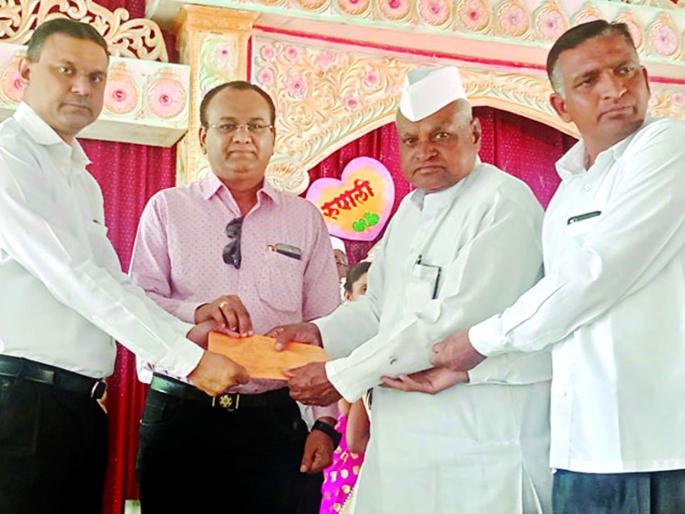 Goshala help by avoiding the cost of marriage | लग्नातील मानपानाचा खर्च टाळून गोशाळेला मदत Goshala help by avoiding the cost of marriage | लग्नातील मानपानाचा खर्च टाळून गोशाळेला मदत