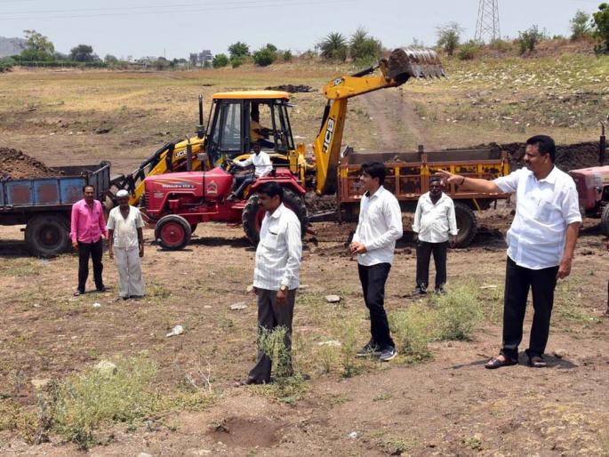 The introduction of percolation drainage pumps near ITI | आयटीआय जवळील पाझर तलावाचा गाळ उपसा सुरू The introduction of percolation drainage pumps near ITI | आयटीआय जवळील पाझर तलावाचा गाळ उपसा सुरू