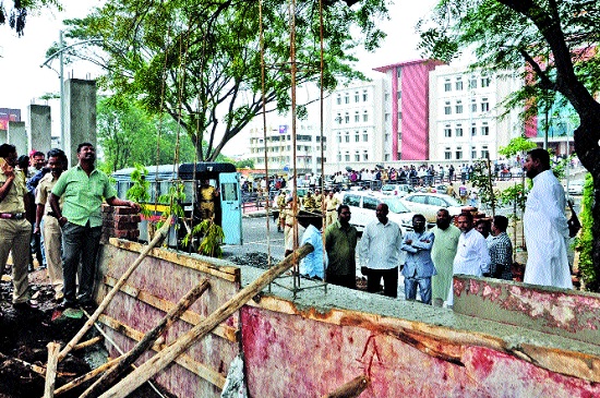 Youth's suicide alert: Sanghiat gun | सांगलीत बंदूक हाती घेऊन तरुणाचा आत्महत्येचा इशारा : गुन्हा दाखल Youth's suicide alert: Sanghiat gun | सांगलीत बंदूक हाती घेऊन तरुणाचा आत्महत्येचा इशारा : गुन्हा दाखल