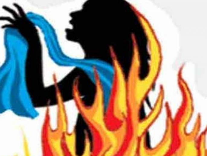 The woman's suicide attempt to display the film | चित्रपट प्रदर्शित करण्यासाठी महिलेचा आत्मदहनाचा प्रयत्न The woman's suicide attempt to display the film | चित्रपट प्रदर्शित करण्यासाठी महिलेचा आत्मदहनाचा प्रयत्न