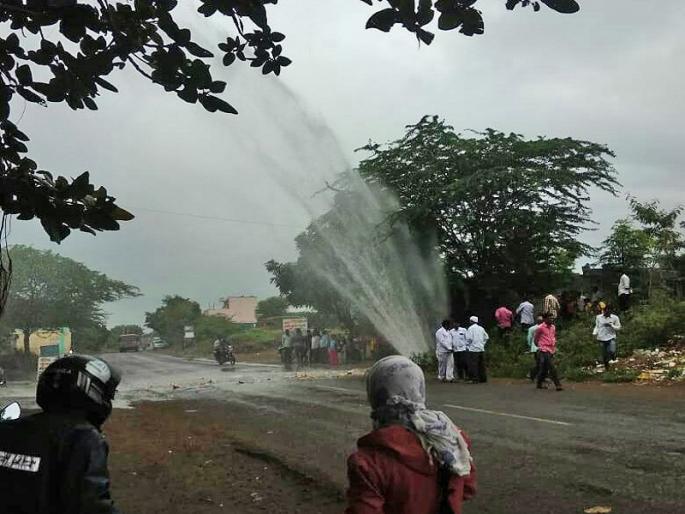 Navy swept through the stream; Thousands of liters of water wasted | निळवंडे शिवारात जलवाहिनी फुटली; हजारो लिटर पाणी वाया  Navy swept through the stream; Thousands of liters of water wasted | निळवंडे शिवारात जलवाहिनी फुटली; हजारो लिटर पाणी वाया