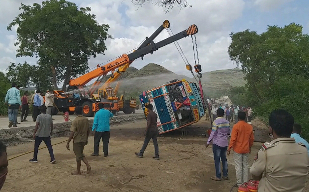 The fuel tanker overturned near Dugaon | दुगावजवळ इंधनाचा टँकर उलटला