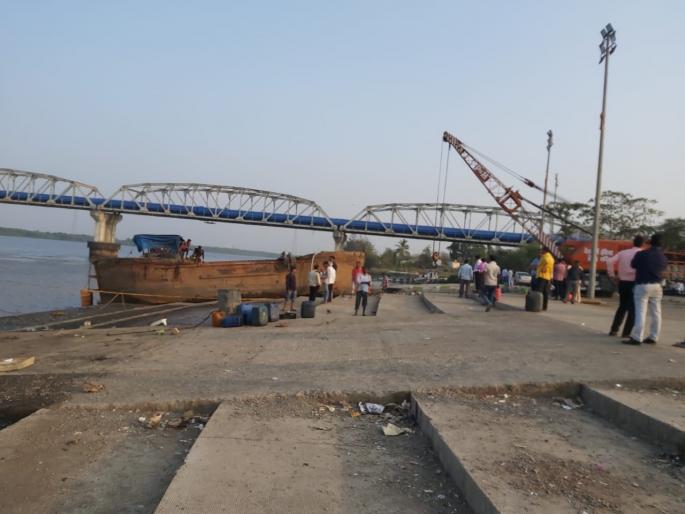 Mumbra - Shocking action on illegal sand mining in Diva Bay; बा Break barge with suction pump | मुंब्रा - दिवा खाडीतील अवैध रेती उत्खननवर धडक कारवाई; १६ सक्शनपंपसह बार्ज तोडल्या