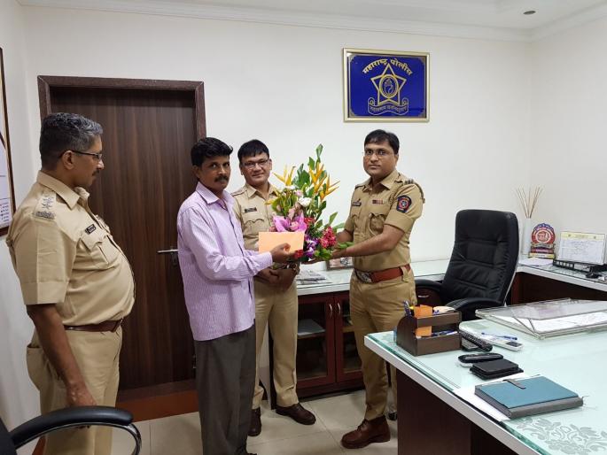 Honesty of the passenger of the Thane: The other passenger who was in the autorickshaw made the jewelery | ठाण्याच्या प्रवाशाचा प्रामाणिकपणा: रिक्षात राहिलेले अन्य प्रवाशाचे दागिने केले परत Honesty of the passenger of the Thane: The other passenger who was in the autorickshaw made the jewelery | ठाण्याच्या प्रवाशाचा प्रामाणिकपणा: रिक्षात राहिलेले अन्य प्रवाशाचे दागिने केले परत