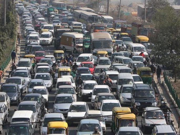 Traffic collision due to lawn on Wadala-Pathardi road | वडाळा-पाथर्डी रस्त्यावर लॉन्समुळे वाहतूक कोंडी Traffic collision due to lawn on Wadala-Pathardi road | वडाळा-पाथर्डी रस्त्यावर लॉन्समुळे वाहतूक कोंडी