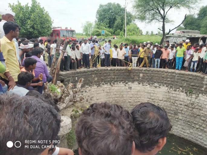 As soon as the body of the old father was removed, your rhythm changed. Saying O Dada, the boy broke the humbarda. | वृध्द पित्याचा मृतदेह काढताच 'तुमचे लय हाल झाले ओ दादा' म्हणत मुलाने हंबरडा फोडला As soon as the body of the old father was removed, your rhythm changed. Saying O Dada, the boy broke the humbarda. | वृध्द पित्याचा मृतदेह काढताच 'तुमचे लय हाल झाले ओ दादा' म्हणत मुलाने हंबरडा फोडला