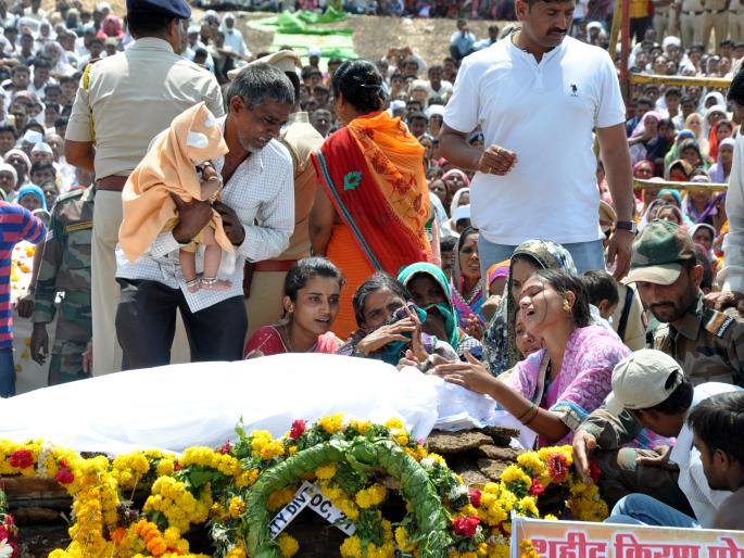 Dear son! | वीरपुत्राला साश्रुनयनांनी अखेरचा निरोप!