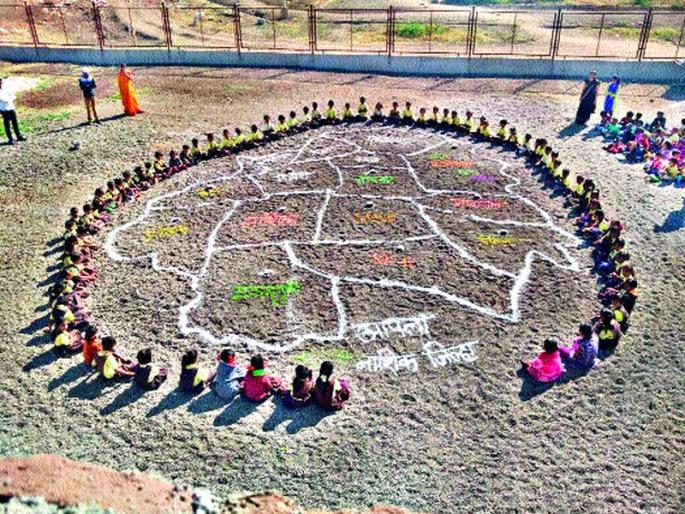 Map of the sketch district on the sand in the bright elementary school of Soegga collectorpatta | सोयगाव कलेक्टरपट्टा भागातील उज्ज्वल प्राथमिक शाळेत वाळूवर रेखाटला जिल्ह्याचा नकाशा