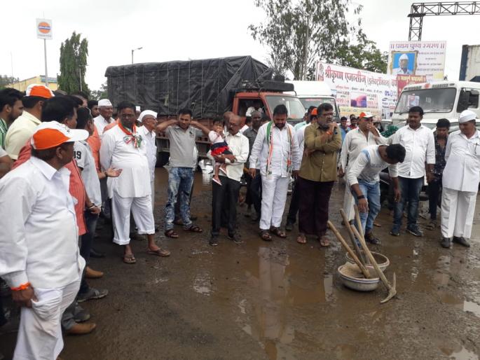 Stop the way to repair the pits | वणीत खड्डे दुरुस्तीसाठी रास्ता रोको Stop the way to repair the pits | वणीत खड्डे दुरुस्तीसाठी रास्ता रोको