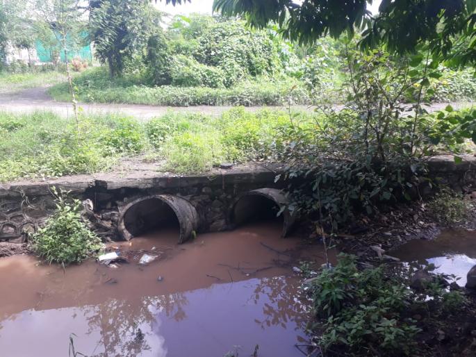 Demand to increase the height of pavement on Khedgaon-Shindwad road | खेडगाव- शिंदवड रस्त्यावरील फरशीची उंची वाढविण्याची मागणी