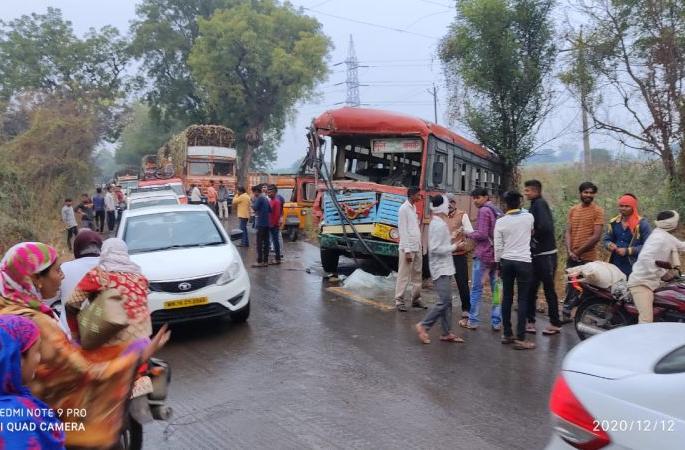 Two buses crashed on Vachedi Pachora Road | वरखेडी पाचोरा रोडवर दोन बसेसचा अपघात Two buses crashed on Vachedi Pachora Road | वरखेडी पाचोरा रोडवर दोन बसेसचा अपघात