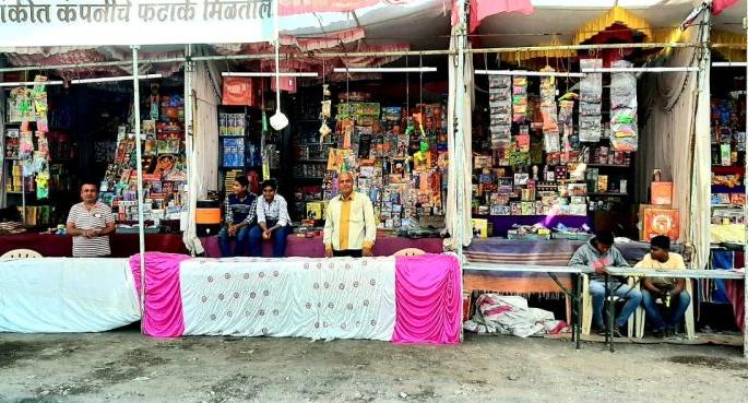 Sankrant this year on Diwali firecracker sellers | दिवाळीत फटाके विक्रेत्यांवर यंदा संक्रांत Sankrant this year on Diwali firecracker sellers | दिवाळीत फटाके विक्रेत्यांवर यंदा संक्रांत