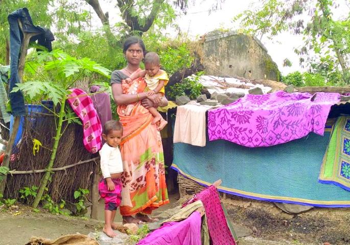 A three-year-old boy leaves home and struggles | तीन वर्षांच्या चिमुकल्यास घरी सोडून पोटापाण्यासाठी धडपड A three-year-old boy leaves home and struggles | तीन वर्षांच्या चिमुकल्यास घरी सोडून पोटापाण्यासाठी धडपड