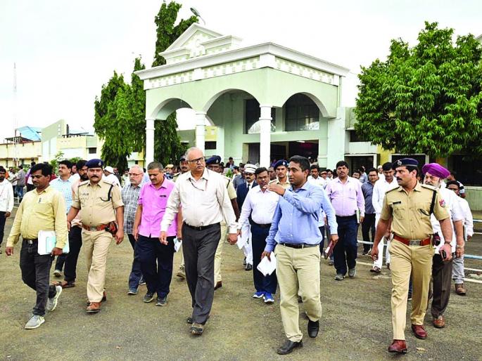 Railway officials inspect Washim Station | रेल्वेच्या अधिकाऱ्यांकडून वाशिम स्थानकाची पाहणी Railway officials inspect Washim Station | रेल्वेच्या अधिकाऱ्यांकडून वाशिम स्थानकाची पाहणी