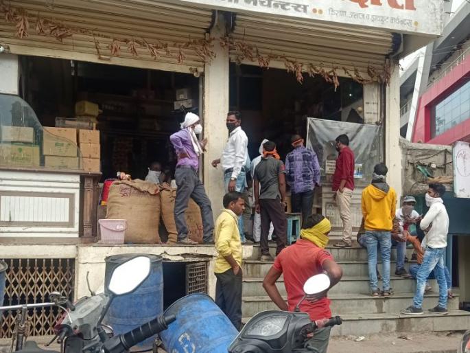 Crowds to store essentials in Washim City | जीवनावश्यक वस्तूंची साठवणूक करण्यासाठी गर्दी Crowds to store essentials in Washim City | जीवनावश्यक वस्तूंची साठवणूक करण्यासाठी गर्दी