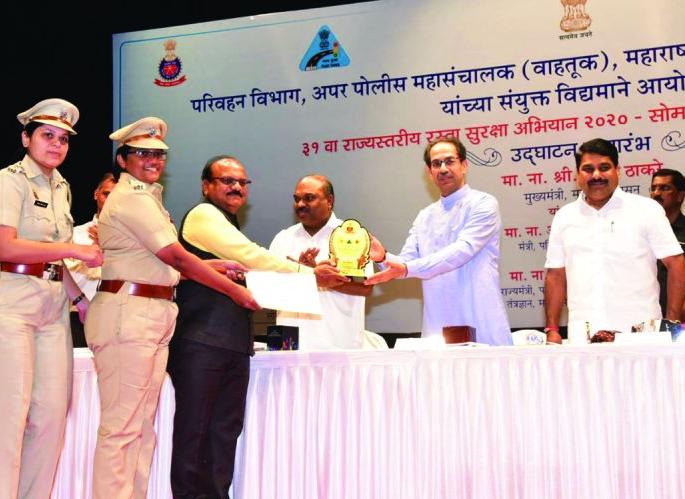 WASHIM District Road Safety Committee honored by CM | मुख्यमंत्र्यांच्या हस्ते वाशिम जिल्हा रस्ता सुरक्षा समितीचा सन्मान WASHIM District Road Safety Committee honored by CM | मुख्यमंत्र्यांच्या हस्ते वाशिम जिल्हा रस्ता सुरक्षा समितीचा सन्मान